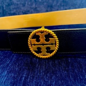 Tory Burch Royal Navy 1 1/2” twisted logo belt. Medium